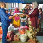 Kepala Desa Tuwokona Serahkan Bantuan Untuk Korban Gempa Halmahera Selatan