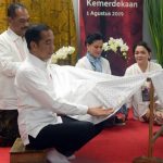 Pilih Motif Garuda Nusantara, Presiden Jokowi Awali Membatik Kemerdekaan Sepanjang 74 Meter
