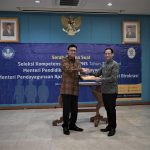 Mendikbud Serahkan Soal Seleksi Kompetensi Dasar CPNS 2019 kepada Panselnas