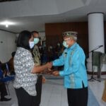 Wawali Serahkan Santunan Kepada 49 Pensiunan ASN Kota Kupang