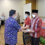 Tutup Rakorpim, DR. Hilmy Muhamadiyah Serahkan SK Pensiun Sekaligus SK PLT Kakanwil Kemenag NTT