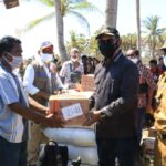 Wakil Gubernur NTT Serahkan Bantuan di Sabu Raijua