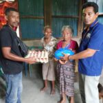 Jelang Hari Raya Paskah, Julie Laiskodat Bagi Sembako Untuk Lansia Di Kelurahan Nangaroro