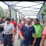 Demi Warga Terdampak Banjir, Simon Nahak Rela Jalan Kaki Lewati Jembatan Benanai