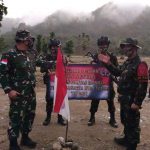 Hujan Tidak Surutkan Niat Kasiops Kolakops Satgas Pamtas RI-RDTL Tinjau Patok Perbatasan.
