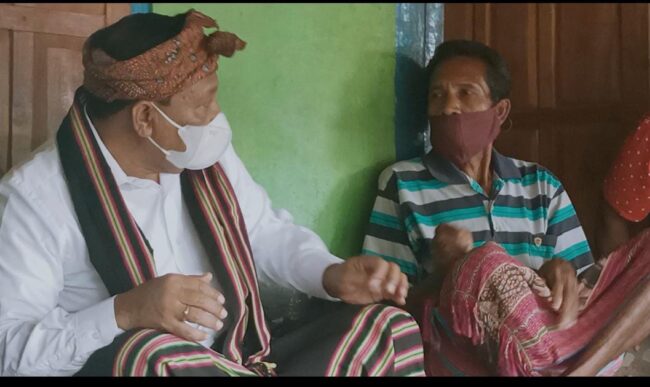 bUPATI sIMON RUMAH ADAT 01