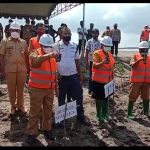 Tanam Pohon Bakau, Bupati Simon Sebut Mangrove Memiliki Banyak Manfaat