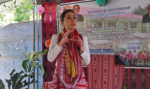 Beri Modal Dan Beli Hasil Karya Siswa SMAN Tobu Lewat Program TIMS, Julie Laiskodat: Mencintai Tenun Ikat Sebagai Warisan Leluhur