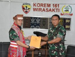 Tradisi Penyambutan Komandan Korem 161/WS Dengan Pakaian Adat TTS Nonkolo Buna Amanatun Selatan