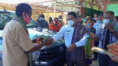 bupati malaka serahkan mobil bantuan kementerian desa pdtt buat bumdes