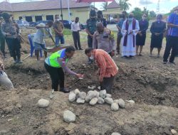 Letakkan Batu Pertama Pembangunan Gereja, Bupati Simon: Tak Hanya Doa, Tapi juga Uang Yang Dibutuhkan.