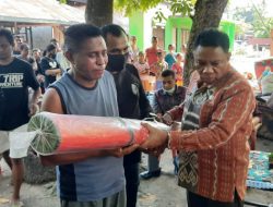 Bupati Simon Datangi Korban Bencana Kebakaran