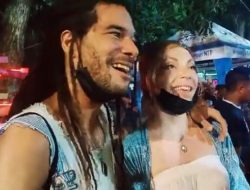 Sepasang Turis Rumania Nikmati Pujasera Dan Kuliner Malaka