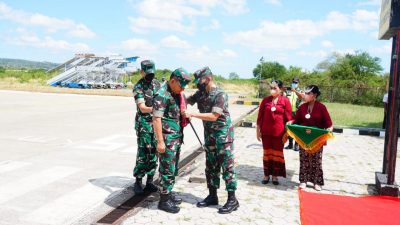 Pangdam IX/Udayana Sambut Kedatangan KASAD Di Bandar Udara Eltari Kupang.