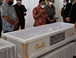 Bupati Malaka Melayat Ke Rumah Duka Ibu Yani Odilia.
