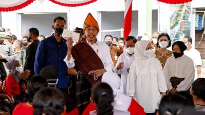 Disambut Antusias di Ende, Presiden Salurkan Bansos untuk Ratusan Pedagang Di Pasar Mbongawani