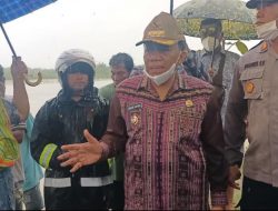 Tinjau Bekas Aliran Sungai Benanai di Lawalu, Bupati Simon Himbau Masyarakat Sekitar Waspada.