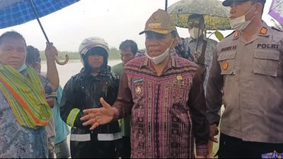 Tinjau Bekas Aliran Sungai Benanai di Lawalu, Bupati Simon Himbau Masyarakat Sekitar Waspada.