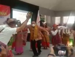 Bupati Simon Gemar Menari Bidu