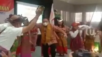 FOTO BUPATI MENARI BIDU