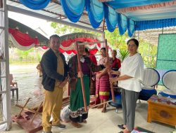 Serahkan Bantuan Alat Tenun, drg. Maria: Jadikan Tenun Sebagai Mata Pencaharian Bernilai Ekonomis