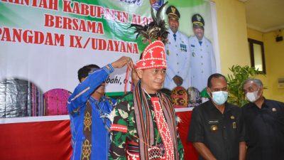 Mayjen TNI Sonny Dinobatkan Sebagai Orang Tua Asuh Masyarakat Alor