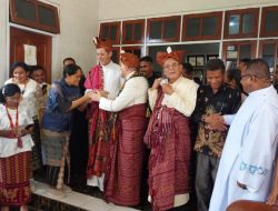 Memakaikan Kain Adat Malaka ke Duta Besar Vatikan, drg. Maria: Ini Salah Satu Bentuk Promosi Budaya