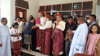 Memakaikan Kain Adat Malaka ke Duta Besar Vatikan, drg. Maria: Ini Salah Satu Bentuk Promosi Budaya