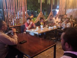 Jelang HUT Pers, Agus Nahak dan Jurnalis Malaka Sambung Rasa di Cafe Devwey Laran