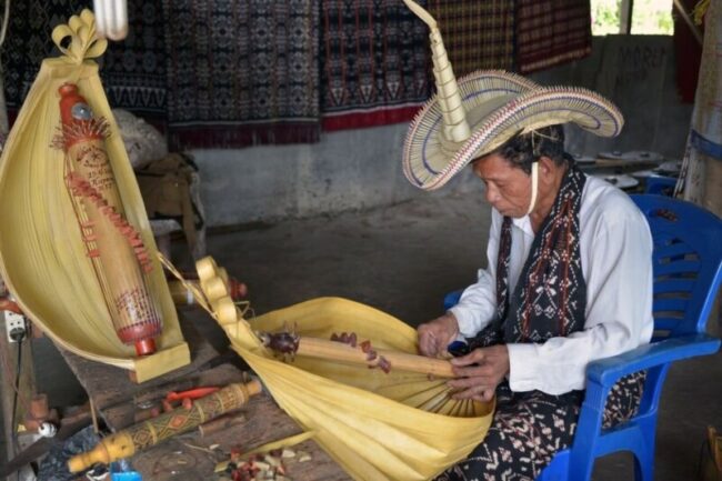 Sasando: Eksotisme Musikal Nusa Tenggara Timur yang Terselip dalam Senar-Senarnya 2 alat musik tradisional ntt sasando