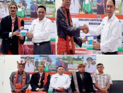Serahkan Secara Simbolis Insentif Kepada Tua Adat Loro, Fukun, dan Nain, Bupati Simon: Ini Wujud Dari  Kampanye Saya