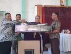 Tepati Janji, Bupati Simon Serahkan Alat Musik di Paroki Weoe