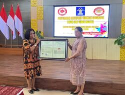 Ibu drg. Maria Nahak Berjuang Lindungi Tenun Ikat Fehan Malaka, Hak Paten Resmi Diterima dari Kemenkumham