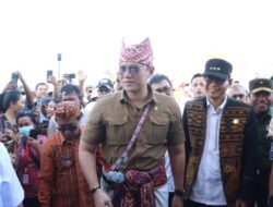 Pj. Gubernur NTT Dampingi Menteri ATR/BPN RI Serahkan Serifikat TORA untuk Warga Eks Timor Timur