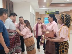 Penghormatan Budaya NTT: Ernest Prayuda dan Sudarmawan TJandra Disambut dengan Kain Tenun Belu di Bandara Eltari Kupang