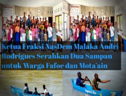 Ketua Fraksi NasDem Malaka Andri Rodrigues Serahkan Dua Sampan untuk Warga Fafoe dan Mota’ain